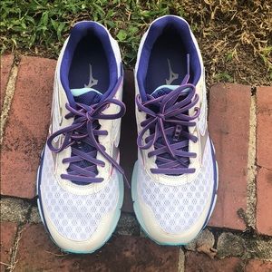 Women’s Mizuno Wave Inspire size 10 hardly worn